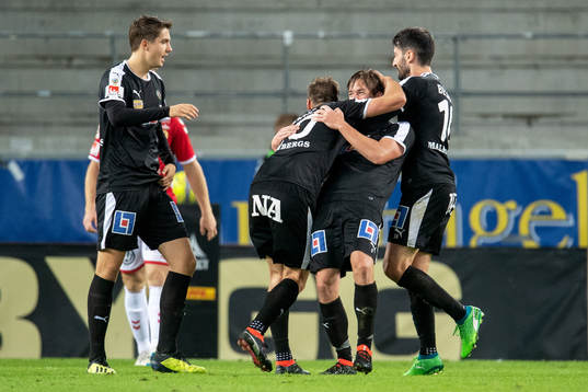 Örebros Victor Sköld jublar med lagkamrater