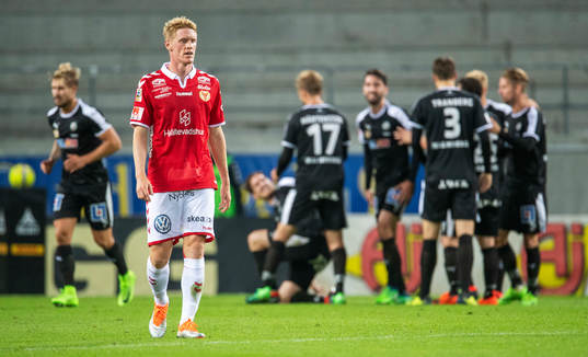 Kalmars Rasmus Elm deppar medan Örebrospelarna jublar