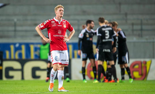 Kalmars Rasmus Elm deppar medan Örebrospelarna jublar