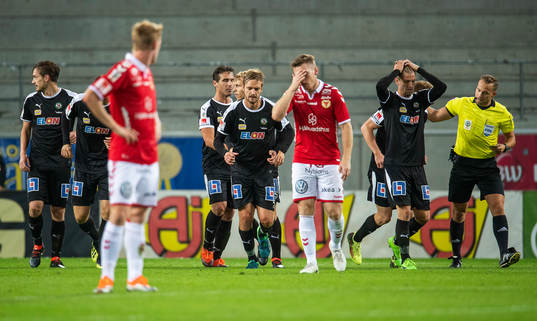 Kalmarspelarna deppar medan Örebrospelarna jublar