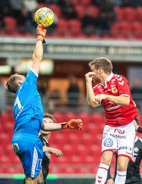 Kalmars Måns Söderqvist och Örebros målvakt Oscar