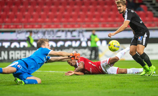 Kalmars Mikael Dyrestam och Örebros målvakt Oscar Jansson
