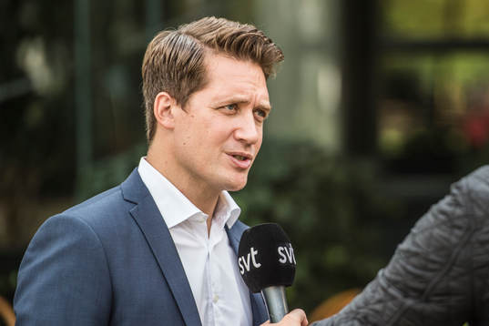 Sam Hallam blir intervjuad av SVT