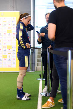 Kosovare Asllani med lindat knä