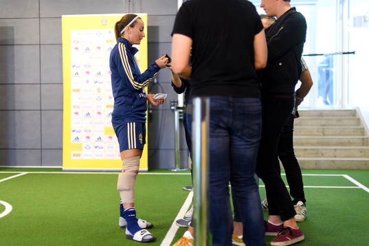 Kosovare Asllani med lindat knä