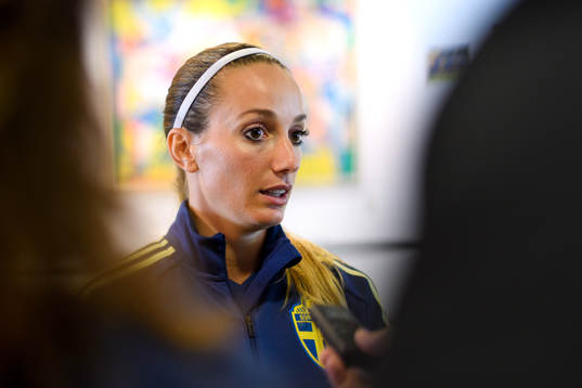 Kosovare Asllani blir intervjuad