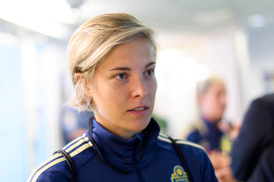 Lina Hurtig blir intervjuad