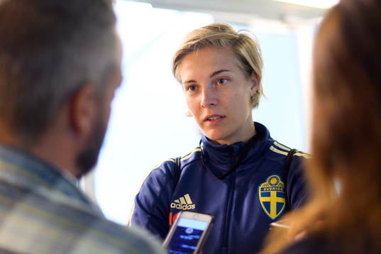 Lina Hurtig blir intervjuad