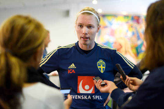 Målvakt Hedvig Lindahl blir intervjuad