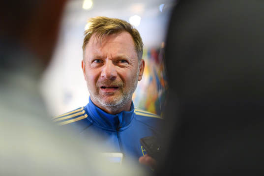 Förbundskapten Peter Gerhardsson blir intervjuad