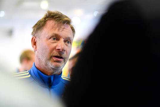 Förbundskapten Peter Gerhardsson blir intervjuad