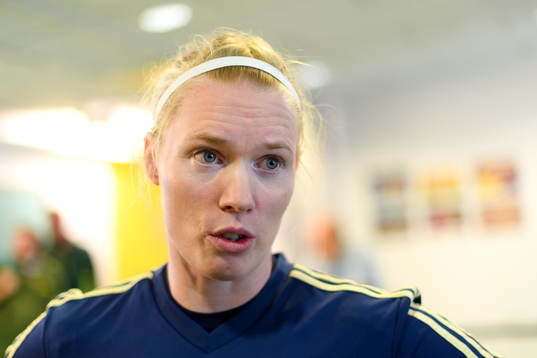 Målvakt Hedvig Lindahl blir intervjuad
