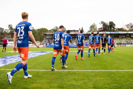 The players of Aalesund enter the pitch
