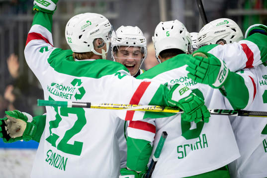 Rögles Kevin Gagné jublar med lagkamrater