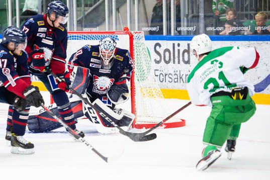 Rögles Nils Höglander skjuter och Linköping Jacob