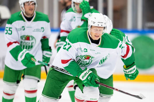 Rögles Jesper Williamsson jublar med lagkamrater