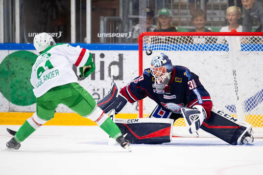 Rögles Nils Höglander och Linköping målvakt Jacob