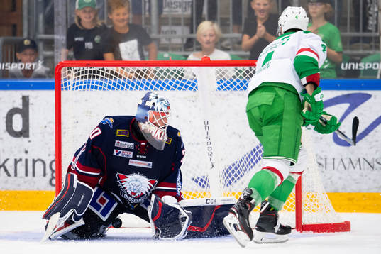 Rögles Kodie Curran och Linköping målvakt Jacob Johansson