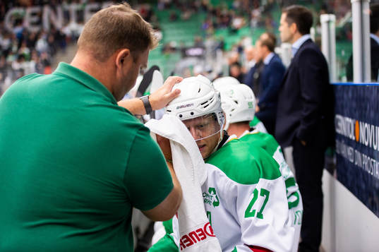 Rögles materialförvaltare Frederik Andersen torkar av