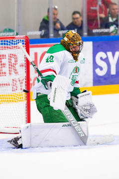 Rögles målvakt Justin Pogge släpper in pucken i mål