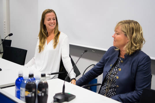 Lotta Schelin tillsammans landslagschefen Marika Domanski