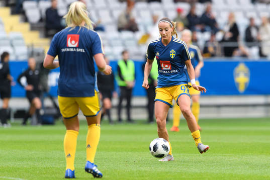 Sveriges Kosovare Asllani värmer upp innan VM-kvalmatchen