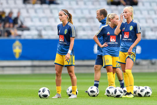 Sveriges Kosovare Asllani och Sofia Jakobsson värmer upp