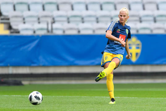 Sveriges Sofia Jakobsson värmer upp innan VM-kvalmatchen i