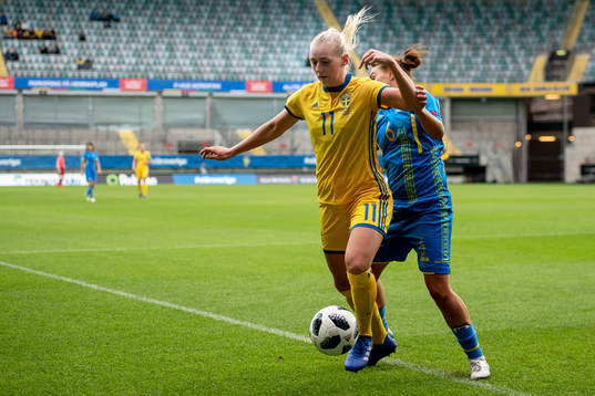 Sveriges Stina Blackstenius och Ukrainas Olha Basanska