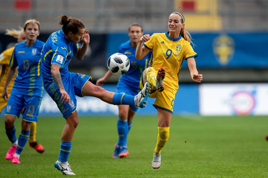 Ukrainas Olha Basanska och Sveriges Kosovare Asllani