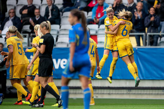 Sveriges Olivia Schough och Magdalena Eriksson jublar