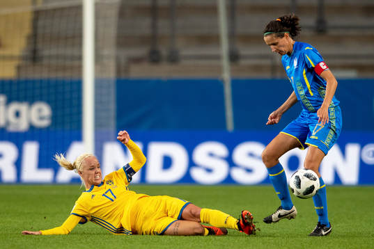 Sveriges Caroline Seger och Ukrainas Daria Apanaschenko