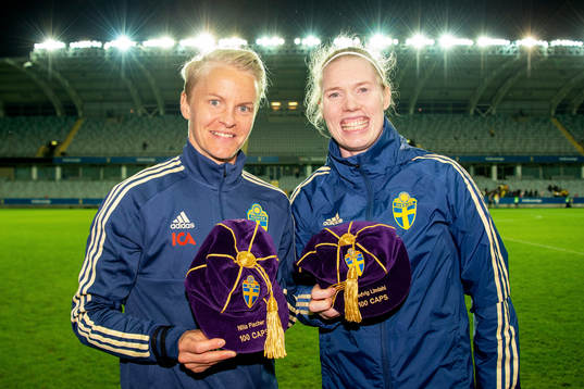 Nilla Fischer och målvakt Hedvig Lindahl med kepsar från