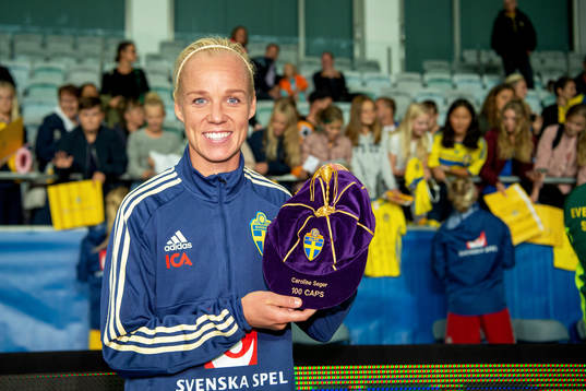Caroline Seger med keps från UEFA