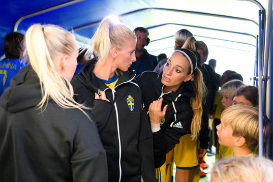 Sveriges Sofia Jakobsson och Kosovare Asllani innan