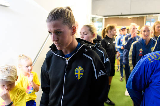 Sveriges Olivia Schough innan VM-kvalmatchen i fotboll