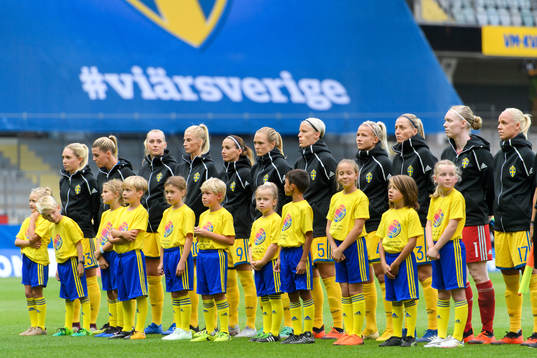 De svenska spelarna vid lineup innan VM-kvalmatchen i