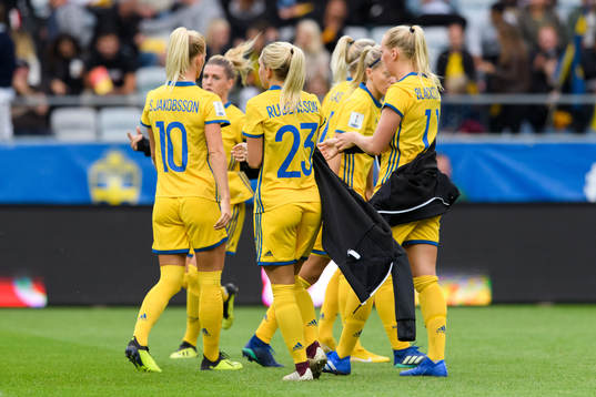De svenska spelarna tar av sig sina hoodies innan