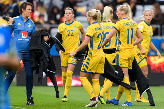 De svenska spelarna tar av sig sina hoodies innan