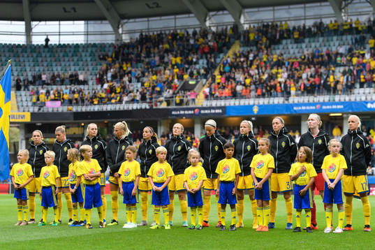 De svenska spelarna vid lineup innan VM-kvalmatchen i