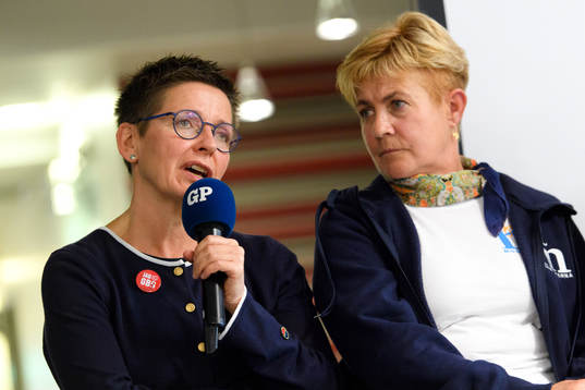Ann-Sofie Hermansson, socialdemokraterna, deltar i en