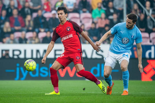 Gustav Wikheim of Midtjylland and Lasse Nielsen of Malmö FF