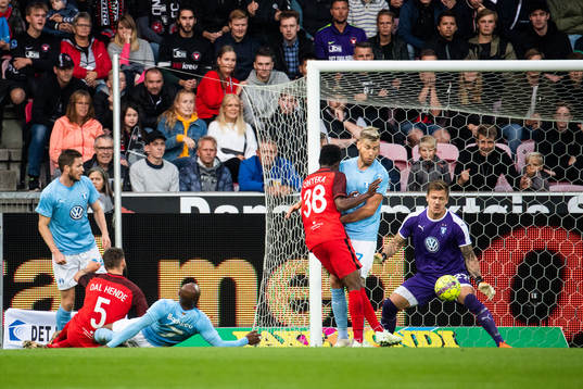 Frank Ogochukwu of Midtjylland and Rasmus Bengtsson and