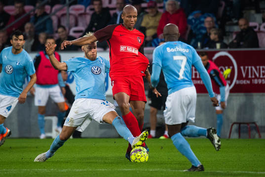 Ayo Simon Okosun of Midtjylland and Rasmus Bengtsson of