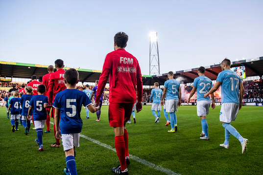 The2 teams enters the field