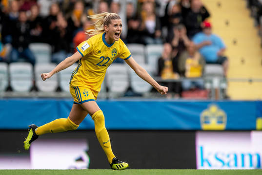 Sveriges Olivia Schough jublar men målet blir bortdömt