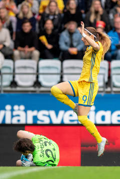 Sveriges Kosovare Asllani och Ukrainas målvakt Kateryna