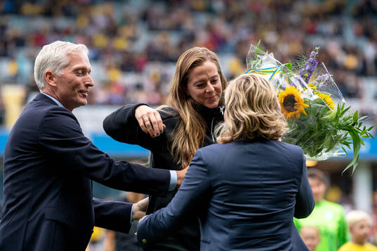 Lotta Schelin avtackas av generalsekreterare Håkan