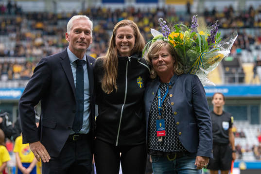 Lotta Schelin avtackas av generalsekreterare Håkan