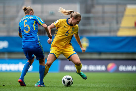 Ukrainas Veronika Andrukhiv och Sveriges Magdalena Eriksson